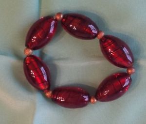 ブレスレット　アクセサリ—　ブレスレットダークレッドガラスリンクストレッチサイズ listingwomens bracelet dark red art glass link stretch fashion one size