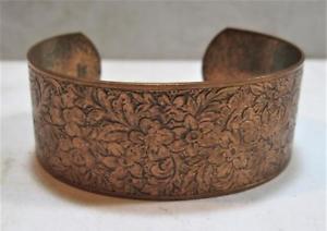 solid copper floral design ladies adjustable cuff braceletレディースアジャスタブルカフブレスレット※注意※NYからの配送になりますので2週間前後お時間をいただきます。人気の商品は在庫が無い場合がございます。ご了承くださいませ。サイズの種類の商品は購入時の備考欄にご希望のサイズをご記載ください。　携帯メールでの登録ですと楽天からのメールが届かない場合がございます。