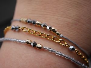 ブレスレット　アクセサリ—　ブレスレットガラスアクセントゴールドグレーbracelet set with glass pearls and golden accents gold grey