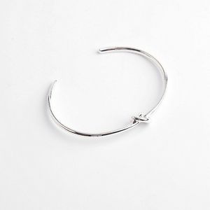 ブレスレット 【送料無料】ブレスレット　アクセサリ—　カフスブレスレットシルバージュエリー simple knot cuff bracelet silver tone fashion jewelry