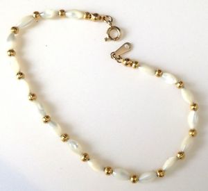 【送料無料】ブレスレット　アクセサリ—　ヴィンテージavon140gold colour vintage bracelet pearl grain of rice mother of pearl signed avon140