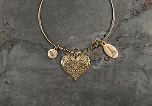 ブレスレット　アクセサリ—　デザインジュエリーゴールドトークンブレスレットbeaucoup designs jewelry cest la vie gold token bracelet heart vbgheartm