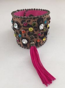 【送料無料】ブレスレット　アクセサリ—　ベッツィージョンソンラインストーンスエードカフスアニマルプリントブレスレットピンクbetsey johnson rhinestone leather suede cuff animal print bracelet pink tassel