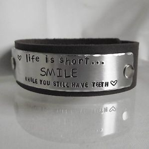 【送料無料】ブレスレット アクセサリ— ハンドメイド……カフfabulous handmade life is shortsmile leather...