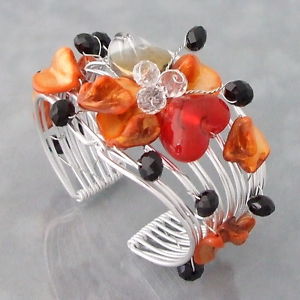 【送料無料】ブレスレット　アクセサリ—　オレンジカフorange dyed sea shells amp; crystals flower wired cuff