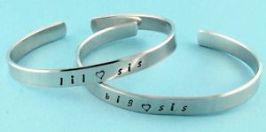 【送料無料】ブレスレット アクセサリ— スタンプカフブレスレットアルミブレスレットbig sis and lil sis stamped cuff ...