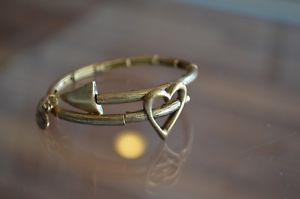 【送料無料】ブレスレット　アクセサリ—　アレックスビンテージゴールドラップブレスレットalex and ani vintage 66 love heart gold wrap bracelet free shipping