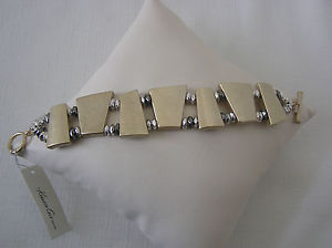 【送料無料】ブレスレット　アクセサリ—　ケネスゴールドトーンワイドストレッチトグルブレスレットkenneth cole gold tone wide stretch toggle bracelet