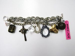 【送料無料】ブレスレット　アクセサリ—　ジョンソンクロスブレスレットbetsey johnson horse shoe, love charm, cross amp; jewels charm bracelet