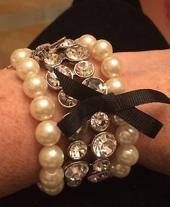 【送料無料】ブレスレット　アクセサリ—　ジョンソンパールラインストーンブレスレットauthentic betsey johnson pearl and rhinestone beautiful bracelet nwt