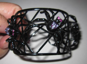 【送料無料】ブレスレット　アクセサリ—　ジョンソンカフブレスレットクモbetsey johnson rare vampire slayer spider with bling cuff bracelet