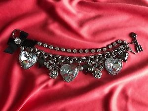【送料無料】ブレスレット　アクセサリ—　ジョンソンクリスタルピューターハートジュエルシルバーブレスレットbetsey johnson iconic glam bow crystal pewter puffy heart jewel silver bracelet
