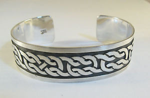 ブレスレット　アクセサリ—　マット925スターリングカフスケルト34925 sterling silver cuff bracelet celtic knot design with matte finish 34 wide
