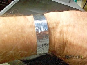 【送料無料】ブレスレット　アクセサリ—　ソリッドカフブレスレット68 solid 999 pure silver hammered..
