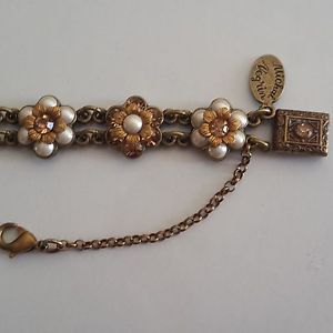 【送料無料】ブレスレット　アクセサリ—　デザイナーブレスレットゴールドamaizing beautiful designer michal negrin bracelet with pearls and gold flowers