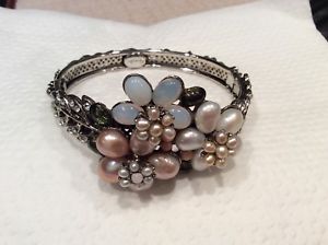 【送料無料】ブレスレット　アクセサリ—　サイモンジュブレスレットヒンジコーラルサックスフィフスアベニューsimon ju floral bracelet signed hinged coral pearls moonstones saks fifth ave