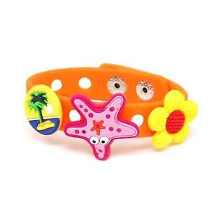 the olivia collection girls orange plug bracelet with three croc charmsコレクションオレンジワニプラグインブレスレット※注意※NYからの配送になりますので2週間前後お時間をいただきます。人気の商品は在庫が無い場合がございます。ご了承くださいませ。サイズの種類の商品は購入時の備考欄にご希望のサイズをご記載ください。　携帯メールでの登録ですと楽天からのメールが届かない場合がございます。