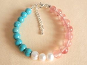 【送料無料】ブレスレット　アクセサリ—　トランスジェンダープライドブレスレットバッグgemstone freshwater pearl transgender pride bracelet gift bag uk