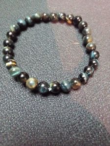 bracelet eye of falcon 6 mm tiger eye blue photo taken to lightハヤブサ6mmブレスレット※注意※NYからの配送になりますので2週間前後お時間をいただきます。人気の商品は在庫が無い場合がございます。ご了承くださいませ。サイズの種類の商品は購入時の備考欄にご希望のサイズをご記載ください。　携帯メールでの登録ですと楽天からのメールが届かない場合がございます。