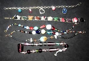 【送料無料】ブレスレット　アクセサリ—　マルチカラーガラスビーズブレスレットプラスビーズロットlot of 5 multicolor glass and natural stone beaded bracelets plus stringed beads