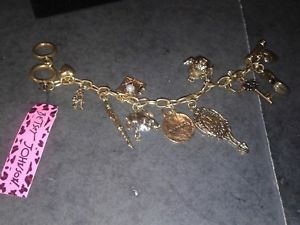 ブレスレット　アクセサリ—　ジョンソンボックスタグbetsey johnson 12 charm golden bracelet free gift box with tags