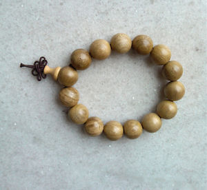 【送料無料】ブレスレット　アクセサリ—　クールファッションスピンゴールドビーズブレスレット15mm natural spun gold nanmu wood beaded bracelet for cool man and fashion man