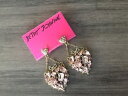 【送料無料】ブレスレット　アクセサリ—　ジョンソンピンクハートイヤリングbetsey johnson pink heart dangle earrings