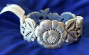 【送料無料】ブレスレット　アクセサリ—　ビクトリアシルバーヒンジブレスレット listingbrighton victoria brushed silver floral crystal hinged bracelet nwt