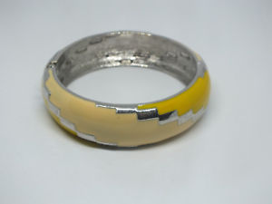 ブレスレット　アクセサリ—　クランプブレスレットシルバートーントーンイエローエナメルbeautiful clamp bracelet silver tone 2 tone yellow enamel 34 wide x 2 38