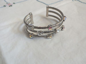 ブレスレット　アクセサリ—　カフブレスレットシルバートーンテクスチャ×アクロbeautiful cuff bracelet silver tone texture ab rhinestones 1 wide x 2 12 acro