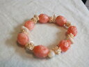 【送料無料】ブレスレット アクセサリ- プラスチックブレスレット58cutebeautiful stretch bracelet peach white textured plastic beads 58 wide cute