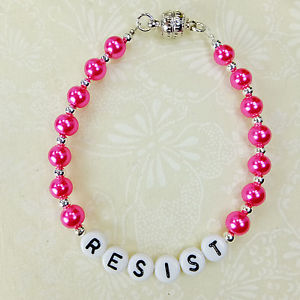 【送料無料】ブレスレット　アクセサリ—　ブレスレットホットピンクガラスレジストレタービーズクラスプresist bracelet hot pink glass pearls, letter beads silver plated magnetic clasp