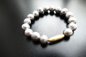 【送料無料】イタリアン　ブレスレット　ゴールドマットエレメントストレッチバロックパールカフレビーbracciale da donna barocco perla da stretch con oro matt elemento, di catia levy