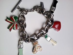 vintage moschino bracciale con charm raraビンテージモスキーノブレスレット※注意※NYからの配送になりますので2週間前後お時間をいただきます。人気の商品は在庫が無い場合がございます。ご了承くださいませ。サイズの種類の商品は購入時の備考欄にご希望のサイズをご記載ください。　携帯メールでの登録ですと楽天からのメールが届かない場合がございます。