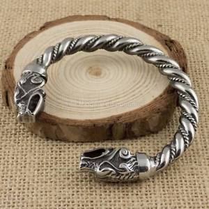 【送料無料】メンズブレスレット バイキングフェンリルブレスレットステンレスノルウェーviking fenrir bracelet stainless steel norse design arm ring