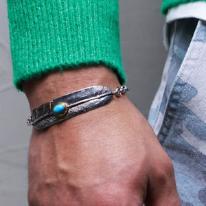 【送料無料】メンズブレスレット　ターコイズメンズビッグリーフカフブレスレットturquoise gemstone charm mens big leaf 100 steel wrist cuff bracelet by guylook