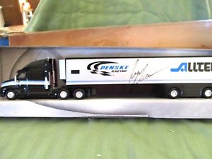 【送料無料】模型車　スポーツカー　hotwheelsレーシングチームpenskeレーシングライアンニューマン164hotwheels racing team transporter penske racing ryan man signed 164 scale