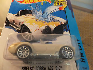 【送料無料】模型車 スポーツカー ホットホイールカラーシフターコブラホワイトゴールドhot wheels colour shifters shelby cobra 427 sc 164 white gold mattel