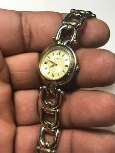 【送料無料】腕時計　レディースデュアルトーンゴールドトーンベゼルアナログladies dual tone gold tone bezel guess analog watch