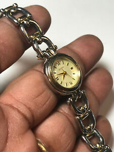 【送料無料】腕時計　レディースデュアルトーンゴールドトーンベゼルアナログladies dual tone gold tone bezel guess analog watch