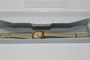 【送料無料】腕時計　アポンエイボンボックスベアウォッチ 2002 avon collectible cherished teddies bear watch in box av6
