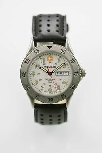 【送料無料】腕時計 ウェンガーウォッチステンレススチールシルバーレザーブラックホワイト