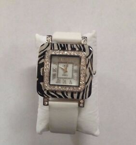 【送料無料】腕時計　キャッシュゼブララインストーンホワイトレザーストラップボックスcache womens zebra print rhinestone white leather strap watch with box