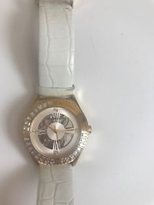 bcbgmaxazria watch women white and goldホワイトゴールドウォッチ※注意※NYからの配送になりますので2週間前後お時間をいただきます。人気の商品は在庫が無い場合がございます。ご了承くださいませ。サイズの種類の商品は購入時の備考欄にご希望のサイズをご記載ください。　携帯メールでの登録ですと楽天からのメールが届かない場合がございます。