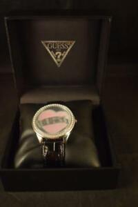 【送料無料】腕時計　レディースカップケーキバレンタインエディションハートロゴウォッチguess ladies cupcake watch valentine edition 2010 heart logo amp; gemstone border