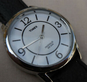 腕時計　モデルtimex indiglo ,ancienne montre 2n69 a quartz plate dame,model des annees 2011