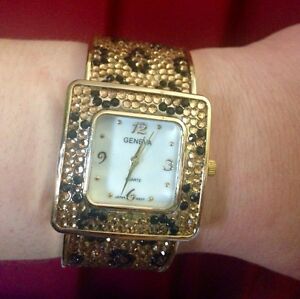 【送料無料】腕時計 ゴールデンブレスレットウォッチgeneva embllshd golden leopard bracelet watch euc