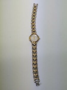 【送料無料】腕時計　エルジンレディースラウンドトーンゴールドシルバーリンクステンレススチールウォッチelgin womens round 2 tone gold silver link stainless steel water resistant watch