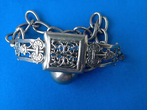 ancien bracelet en mtal argent dcor coquillages antique braceletアンティークブレスレットブレスレット※注意※NYからの配送になりますので2週間前後お時間をいただきます。人気の商品は在庫が無い場合がございます。ご了承くださいませ。サイズの種類の商品は購入時の備考欄にご希望のサイズをご記載ください。　携帯メールでの登録ですと楽天からのメールが届かない場合がございます。