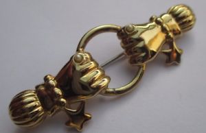 【送料無料】アクセサリー　ネックレスヴィンテージブローチベルbroche originale bijou vintage mains jointes couleur or belle brillance 3228